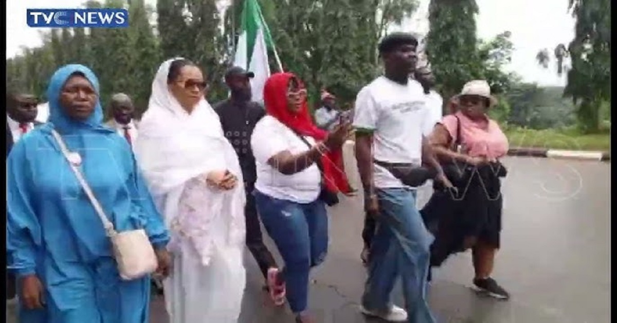 Senator Natasha Makes Way into National Assembly after Being Denied Entry
